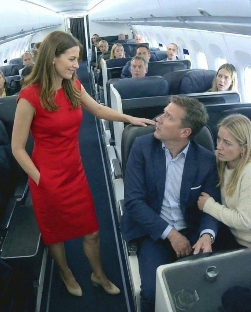 **A 9.000 metri di altitudine trovai mio marito con la sua segretaria sullo stesso volo… e quello che feci dopo gli costò tutto.** A esattamente **9.000 metri di altitudine**, sul volo 405 da **Boston a Denver**, Claire Morgan capì che il suo matrimonio era stato costruito su una bugia. Fino a pochi istanti prima era soltanto una donna stanca, seduta su un aereo affollato per un viaggio di lavoro. Poi, senza alcun preavviso, vide suo marito comodamente seduto in prima classe con un’altra donna appoggiata alla sua spalla. Claire aveva trentadue anni. Era una donna determinata, di successo e molto rispettata come direttrice operativa di una grande impresa di costruzioni. Ryan, suo marito, aveva trentacinque anni e lavorava come brillante responsabile vendite per una società internazionale di logistica vicino al quartiere di Charles River. Da fuori sembravano la coppia perfetta. Un elegante appartamento. Auto di lusso. Vacanze invernali a Vail. Foto al mare a San Diego. Sorrisi impeccabili sui social. Tutti erano convinti che il loro matrimonio fosse perfetto. Ma Claire aveva iniziato a notare piccoli cambiamenti molto tempo prima di quel volo. Negli ultimi sei mesi i viaggi di lavoro di Ryan erano diventati sempre più frequenti. All’inizio erano occasionali. Poi, quasi da un giorno all’altro, era via quasi ogni settimana per diversi giorni. Le sue spiegazioni sembravano sempre credibili. Clienti in emergenza. Contratti urgenti. Riunioni decisive. Claire era una persona che si fidava. Non era mai stata il tipo di moglie che controllava il telefono del marito. Eppure c’era un nome che continuava a tormentarla. **Chloe.** La segretaria di Ryan. Giovane. Bellissima. Sempre discreta davanti agli altri. E con uno sguardo rivolto a Ryan come se fosse il centro del suo universo. Durante una festa aziendale a Seattle, Chloe gli rimase accanto tutta la sera. Rideva a ogni sua battuta. Trovava continuamente una scusa per sfiorarlo. Lo osservava con un’ammirazione impossibile da nascondere. Quando Claire glielo fece notare, Ryan liquidò tutto con una sola frase. **«Ti stai facendo troppi film.»** Poi pronunciò quelle parole che ora le sembravano preparate da tempo. **«Sei troppo insicura.»** Quella mattina di martedì Claire prese il volo delle sette diretto a Denver per risolvere un grave problema con un fornitore. Era esausta. Dormiva poco da giorni. Dopo i controlli di sicurezza comprò un caffè costosissimo in aeroporto e salì a bordo. Ryan le aveva detto che stava volando a Portland. Pochi minuti prima dell’imbarco Claire gli scrisse: **”Buon volo. Ti amo.”** La risposta arrivò quasi subito. **”Anch’io ti amo. Sto salendo adesso sul volo per Portland.”** Claire mise via il telefono e raggiunse il suo posto. Fila quattordici. Posto finestrino. Chiuse gli occhi. Poi sentì una voce. **«Prendi tu il posto vicino al finestrino, amore.»** Il cuore le si fermò. Lentamente si sporse verso il corridoio e guardò in direzione della prima classe. Ryan era lì. Stava sistemando la valigia di Chloe nella cappelliera. Con la naturalezza di un marito che aiuta la propria moglie. Chloe indossava un cappotto color crema che Claire riconobbe immediatamente da una foto di un evento aziendale di qualche mese prima. E il sorriso che gli rivolse non aveva nulla di professionale. Era il sorriso di una donna convinta di avere il diritto di stare al suo fianco. Claire sentì mancarle il respiro. Ma rimase perfettamente calma. Non urlò. Non pianse. Non li affrontò. Osservò. Vide Ryan sedersi accanto a Chloe. Vide Chloe togliersi le scarpe e rannicchiarsi vicino a lui come se fosse il posto più naturale del mondo. Vide Ryan appoggiare la mano sulla sua con una naturalezza disarmante. Dopo il decollo Chloe appoggiò la testa sulla sua spalla. Poco dopo la posò sulle sue gambe. Ryan le spostò delicatamente una ciocca di capelli dal viso. Un gesto di tenerezza che Claire non riceveva da mesi. Poi arrivò il momento che cambiò tutto. Un’assistente di volo si avvicinò sorridendo. **«Signore, sua moglie desidera una coperta?»** Ryan sorrise. **«Sì, grazie.»** Non la corresse. In quell’istante qualcosa dentro Claire smise di farle male. Diventò semplicemente… Ghiaccio. Si alzò lentamente dal suo posto. Si sistemò la giacca. E camminò verso la prima classe mentre i passeggeri la osservavano in silenzio. Ryan la vide soltanto quando era ormai davanti a lui. Il suo viso impallidì. Chloe sobbalzò terrorizzata. Per alcuni interminabili secondi nessuno parlò. Poi Claire sorrise. Un sorriso lento. Freddo. Quel tipo di sorriso che fa capire ai colpevoli, troppo tardi, di aver commesso un errore irreparabile. Si chinò leggermente verso Ryan e sussurrò: **«Beh, tesoro… la tua moglie di riserva è molto più giovane di quanto immaginassi.»** Ryan provò a parlare. Ma non uscì alcuna parola. Chloe sembrava paralizzata. Claire infilò la mano nella borsa. Estrasse il telefono. E fece quella telefonata che avrebbe distrutto per sempre la vita che Ryan aveva costruito con tanta attenzione. **😳 Quello che accadde dopo cambiò tutto…** **👉 La storia completa ti aspetta nel primo commento. Lascia un “SÌ” nei commenti e metti “Mi piace” per continuare a leggere. 👇👇**