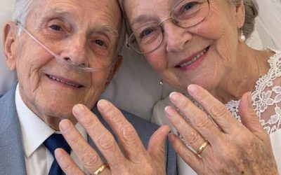 A sessantatré anni, ho sposato il mio amore del liceo perché era il suo ultimo desiderio. La mattina dopo il suo funerale, il suo avvocato è venuto alla mia porta, mi ha guardato negli occhi e ha detto: “Thomas aveva ragione. Sei caduta dritta nella sua trappola.” Non avrei mai immaginato di diventare una sposa alla mia età. Thomas era stato il mio primo amore quando avevamo entrambi sedici anni. All’epoca, io avevo ottenuto un posto all’università in un’altra città, mentre lui aveva intenzione di rimanere nella nostra città natale e aiutare a gestire l’attività di suo padre. Alla stazione degli autobus, mi implorò di non partire. Ma io acconsentii ancora una volta, anche se un tempo mi sentivo terrorizzata. Quando guardai il letto di quel paziente, vidi che l’uomo era debole, pallido e molto più magro del ragazzo che ricordavo. Ma nell’istante in cui i nostri sguardi si incrociarono, capii che era lui. Thomas mi riconobbe. Un dolce sorriso apparve sul suo volto. “Ciao, Nancy”, disse. Da quel giorno in poi, ci sentivamo ogni volta che ero di turno. Mi disse che non gli restava molto, ma che aveva sempre sognato di sposarti. Mi guardò dritto negli occhi. “Mi vuoi sposare? È il mio ultimo desiderio.” Ero già terrorizzata al pensiero di non riuscire più a respirare. Thomas aveva un cancro al quarto stadio. Sapeva che sarebbe morto. E dopo aver passato gran parte della mia vita a chiedermi cosa sarebbe successo se fossi rimasta, non riuscivo a lasciarlo andare. Ho detto di sì. Pochi giorni dopo, ci siamo sposati nella sua stanza d’ospedale. Niente fiori, niente musica, niente ricevimento affollato. Solo un’infermiera, l’avvocato di Thomas e noi due che ci tenevamo per mano accanto al suo letto. I suoi occhi brillavano mentre pronunciava le promesse. Anche i miei. Per un mese, sono stata la moglie di Thomas. Poi è morto. Pensavo di essermi preparata alla perdita, ma non era così. Il mio cuore si è spezzato come se avessi di nuovo settant’anni, in piedi a quella stazione degli autobus, a vederlo scomparire dalla mia vita. Il giorno dopo la cerimonia, qualcuno ha bussato alla mia porta. Era l’avvocato di Thomas. Portava una piccola scatola sotto il braccio. Dopo essere entrato, mi ha rivolto uno strano sorriso e ha detto: “Thomas aveva ragione. Alla fine sei caduta dritta nella sua trappola.” Le mie mani hanno iniziato a tremare. Poi ha posato la scatola davanti a me. Ho sollevato lentamente il coperchio. E nel momento in cui ho visto cosa Thomas aveva lasciato dentro, ho urlato. La storia completa è nel primo commento.