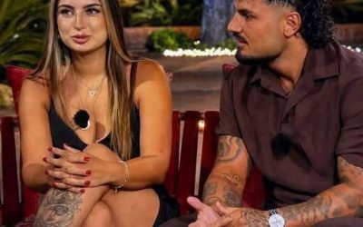 Escono separati e dopo un mese si scopre che lei è fidanz…Altro…