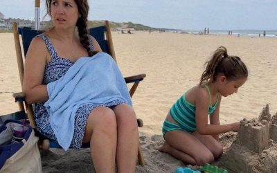 Una donna ha iniziato a filmarmi con il cellulare mentre allattavo il mio bambino in spiaggia, poi mia figlia di otto anni le ha fatto una domanda che ha fatto calare il silenzio su tutta la spiaggia. Mio figlio, Oliver, aveva solo tre settimane. Era anche la prima volta che uscivo di casa da quando era nato. Mia figlia, Sophie, mi implorava da settimane di andare in spiaggia. Era stata così paziente durante la gravidanza. E ha continuato ad esserlo anche dopo la nascita del bambino. Si meritava davvero un pomeriggio senza pannolini e poppate a tutte le ore della notte. Così ho preparato tutto il necessario, ho preso entrambi i bambini e sono andata in macchina alla spiaggia pubblica più tranquilla che conoscessi. Ci siamo sistemati nell’angolo più appartato della spiaggia che ho trovato. Era lontano dai campi da pallavolo. Era lontano dalla folla. Quando mio figlio ha iniziato a piangere per la fame, mi sono spostata silenziosamente sotto un ombrellone e mi sono seduta. L’ho coperto con una leggera copertina di mussola che gli copriva tutto tranne la parte superiore della testa. Non si vedeva niente del mio corpo. Era quasi impossibile accorgersi che stavo allattando. Sophie sedeva al mio fianco, costruendo con cura un piccolo castello di sabbia. Tutto sembrava tranquillo e silenzioso. Poi sentii qualcuno sbuffare rumorosamente. “Incredibile…” Alzai lo sguardo e vidi una donna a qualche metro di distanza, con il telefono puntato dritto verso di me. Stava registrando. Si avvicinò lentamente, senza nemmeno cercare di nascondere quello che stava facendo. “Quindi ora questo è accettabile? È disgustoso!” gridò, a voce abbastanza alta da farsi sentire facilmente dalle famiglie vicine. “La gente allatta dove le pare?” Sentii tutti gli occhi intorno a noi voltarsi nella nostra direzione. Cercando di mantenere la calma, sistemai la coperta intorno a Oliver e dissi a bassa voce: “Sono coperta. Sto solo allattando il mio bambino.” Lei rispose con una risata forte e sarcastica. “Oh, per favore. Ci sono bambini e uomini qui. Se proprio devi farlo, almeno abbi la decenza di usare un bagno.” Le mie guance si arrossarono per la vergogna e la frustrazione. Non volevo una scenata in pubblico. Volevo solo dare da mangiare a mio figlio e regalare a mia figlia un bel pomeriggio dopo settimane in cui aveva messo da parte i suoi bisogni. Stavo per raccogliere le nostre cose e andarcene quando Sophie smise improvvisamente di costruire il suo castello di sabbia. Si alzò lentamente. Si diresse dritta verso la donna. Guardò dritto il telefono che la donna teneva in mano. Poi le fece ad alta voce UNA SEMPLICE DOMANDA. Il viso della donna divenne rosso fuoco. E uno dopo l’altro… Tutti sulla spiaggia si voltarono a guardarla. ⬇️