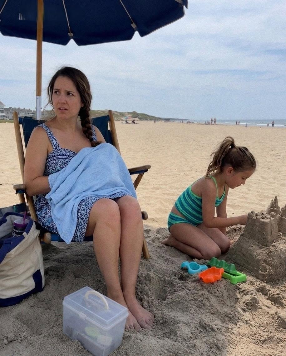 Una donna ha iniziato a filmarmi con il cellulare mentre allattavo il mio bambino in spiaggia, poi mia figlia di otto anni le ha fatto una domanda che ha fatto calare il silenzio su tutta la spiaggia. Mio figlio, Oliver, aveva solo tre settimane. Era anche la prima volta che uscivo di casa da quando era nato. Mia figlia, Sophie, mi implorava da settimane di andare in spiaggia. Era stata così paziente durante la gravidanza. E ha continuato ad esserlo anche dopo la nascita del bambino. Si meritava davvero un pomeriggio senza pannolini e poppate a tutte le ore della notte. Così ho preparato tutto il necessario, ho preso entrambi i bambini e sono andata in macchina alla spiaggia pubblica più tranquilla che conoscessi. Ci siamo sistemati nell’angolo più appartato della spiaggia che ho trovato. Era lontano dai campi da pallavolo. Era lontano dalla folla. Quando mio figlio ha iniziato a piangere per la fame, mi sono spostata silenziosamente sotto un ombrellone e mi sono seduta. L’ho coperto con una leggera copertina di mussola che gli copriva tutto tranne la parte superiore della testa. Non si vedeva niente del mio corpo. Era quasi impossibile accorgersi che stavo allattando. Sophie sedeva al mio fianco, costruendo con cura un piccolo castello di sabbia. Tutto sembrava tranquillo e silenzioso. Poi sentii qualcuno sbuffare rumorosamente. “Incredibile…” Alzai lo sguardo e vidi una donna a qualche metro di distanza, con il telefono puntato dritto verso di me. Stava registrando. Si avvicinò lentamente, senza nemmeno cercare di nascondere quello che stava facendo. “Quindi ora questo è accettabile? È disgustoso!” gridò, a voce abbastanza alta da farsi sentire facilmente dalle famiglie vicine. “La gente allatta dove le pare?” Sentii tutti gli occhi intorno a noi voltarsi nella nostra direzione. Cercando di mantenere la calma, sistemai la coperta intorno a Oliver e dissi a bassa voce: “Sono coperta. Sto solo allattando il mio bambino.” Lei rispose con una risata forte e sarcastica. “Oh, per favore. Ci sono bambini e uomini qui. Se proprio devi farlo, almeno abbi la decenza di usare un bagno.” Le mie guance si arrossarono per la vergogna e la frustrazione. Non volevo una scenata in pubblico. Volevo solo dare da mangiare a mio figlio e regalare a mia figlia un bel pomeriggio dopo settimane in cui aveva messo da parte i suoi bisogni. Stavo per raccogliere le nostre cose e andarcene quando Sophie smise improvvisamente di costruire il suo castello di sabbia. Si alzò lentamente. Si diresse dritta verso la donna. Guardò dritto il telefono che la donna teneva in mano. Poi le fece ad alta voce UNA SEMPLICE DOMANDA. Il viso della donna divenne rosso fuoco. E uno dopo l’altro… Tutti sulla spiaggia si voltarono a guardarla. ⬇️