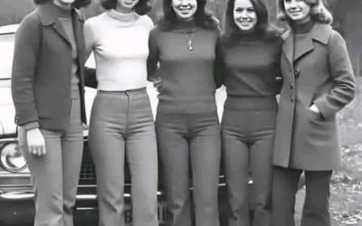 Ragazze negli anni ’70: quale dettaglio cattura subito l’attenzione? L’articolo completo è nel primo commento