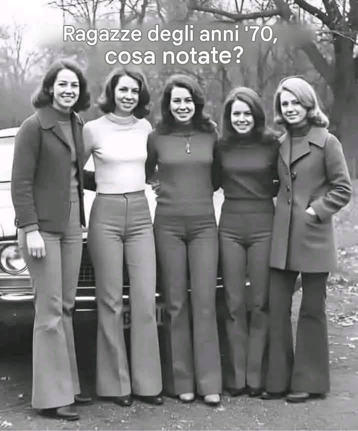 Ragazze negli anni ’70: quale dettaglio cattura subito l’attenzione? L’articolo completo è nel primo commento