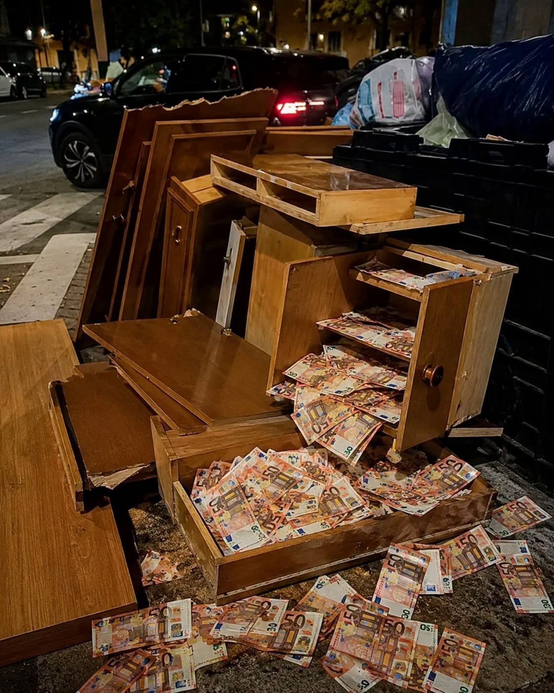 Trovano 86mila euro in un mobile abbandonato: “Abbiamo deciso di.. Altro…